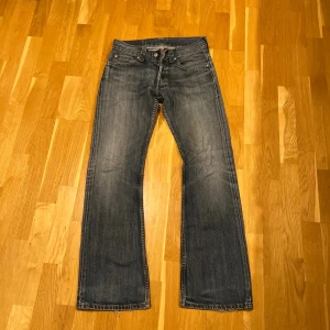 Levis 512 Bootcut Jeans - Sjukt snygga Levi’s 512 bootcut. Mycket bra skick annat än lite heelbite och några få fläckar på vänster lår. Inget märkbart när man har dem på.  Tveka inte att höra av dig om du har några fler frågor!