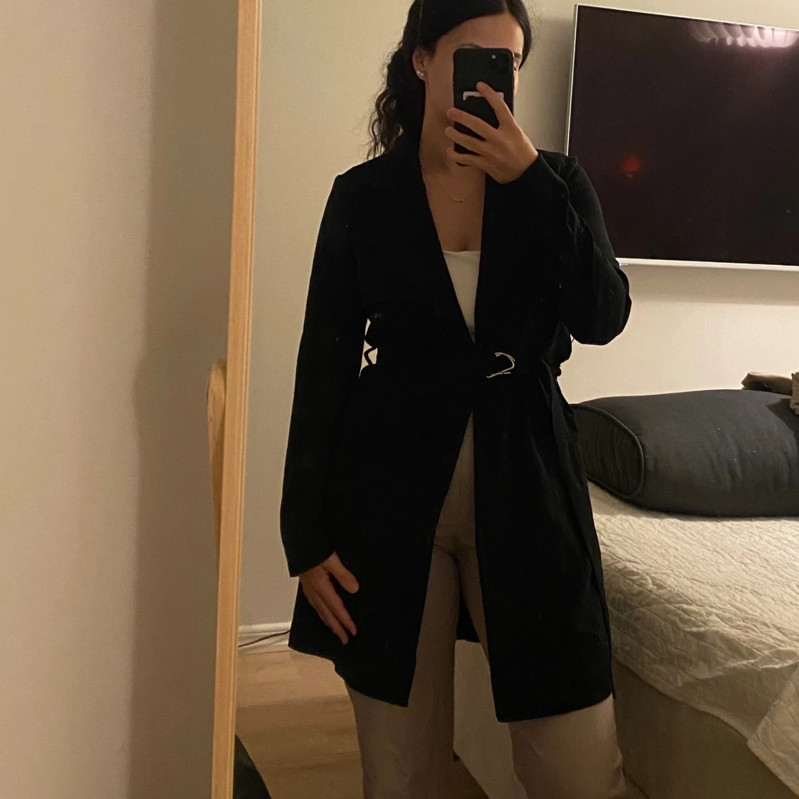 Svart kappa med bälte