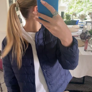 Mörkblå uniqlo jacka - Säljer nu denna tunna dunjackan från uniqlo, används endast några gånger men ser helt oanvänd ut. Den är lite skrynklig nu för man kan vika ihop den och stoppa in den i en ficka som finns i jackan men de slätar ut sig av sig själv. Storlek S.