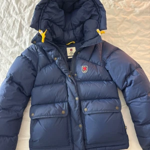 Fjällräven jacka - Säljer inte under 5500 kr!                                   Säljer nu min superfina fjällräven jacka som tyvärr inte kommit till användning tillräckligt mycket. Jackan är i storlek XXS och är i den senaste modellen, alltså (Expedition Down Lite Jacket). Inga skador eller hål överhuvudtaget.  Inköptes december 2024.                                           Nypris ligger på 7499 kr. Finns knappt några synliga täcken på användning och därför säljs den för detta pris. 
