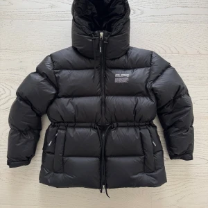Svart pufferjacka från Axel Arigato - Snygg jacka från Axel Arigato . Perfekt för kalla dagar och riktigt snygg streetstil. Svart och strl M. Är i jättefint skick! Djur och rökfritt hem 