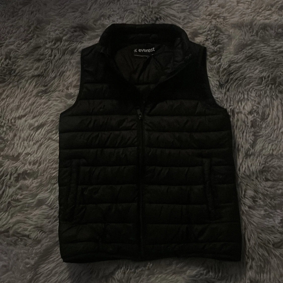 Svart dunväst från Everest