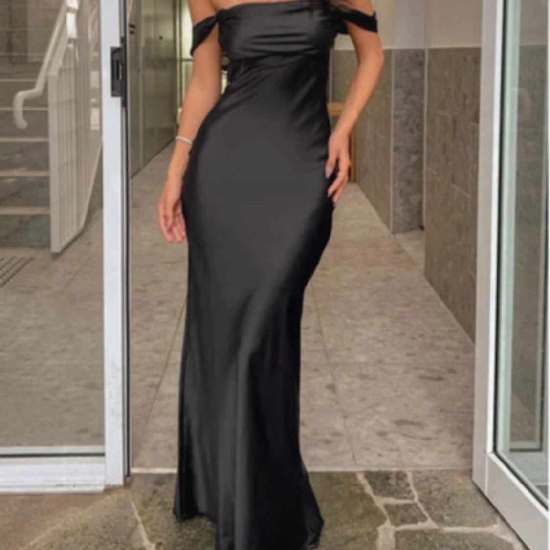 Svart lång satinklänning med offshoulder - 2