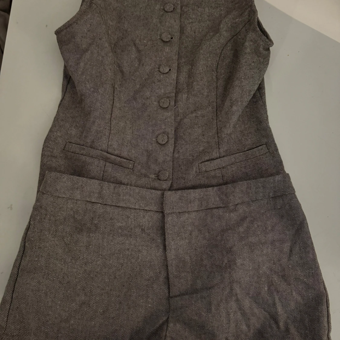 Grå manchesterväst med knappar - 2