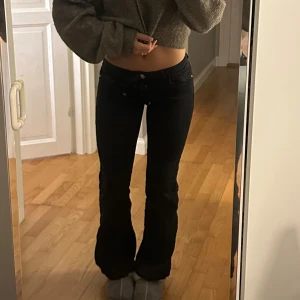Svarta bootcut jeans från ONLY - Säljer ett par svarta jeans från ONLY med bootcut passform och låg midja. Känns inte som att jag har jeans på mig, super mjuka och sköna🥰🥰