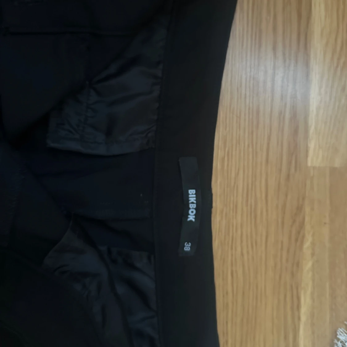 Svarta kostymbyxor från Bik Bok - 2