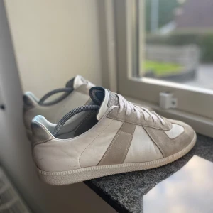 Maison margiela gat - Säljer dessa feta Maison margiela gat i färgen vit, mockan ser lite smutsig ut men går bort om man borstar bort med en mocka borste har även kvitto och allt og! Skriv gärna vid minsta lilla fundering/Lucas