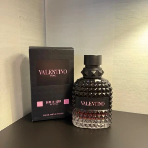 Valentino Uomo Born In Roma Intense - Valentino Born In Roma Intense, 50 ml Eau de Parfum. Ca 35-40ml kvar av flaskan. Köpt på Åhléns för 1 150 kr. Pris går att diskutera. Hör av dig om du har frågor! 