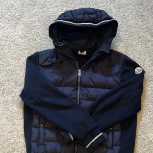 Moncler cardigan - Bra skick och bra pris inte mycket använd