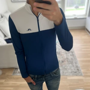 J.Lindeberg cardigan  - Otroligt fin cardigan från j.lindeberg, skick 10:10 inga defekter, priset kan såklart diskuteras! 