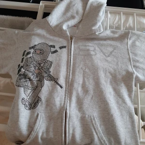 Bvalid hoodie/bankman - Grå hoodie fårn bvalid  det finns bara 30 såna hoodis.100äkta