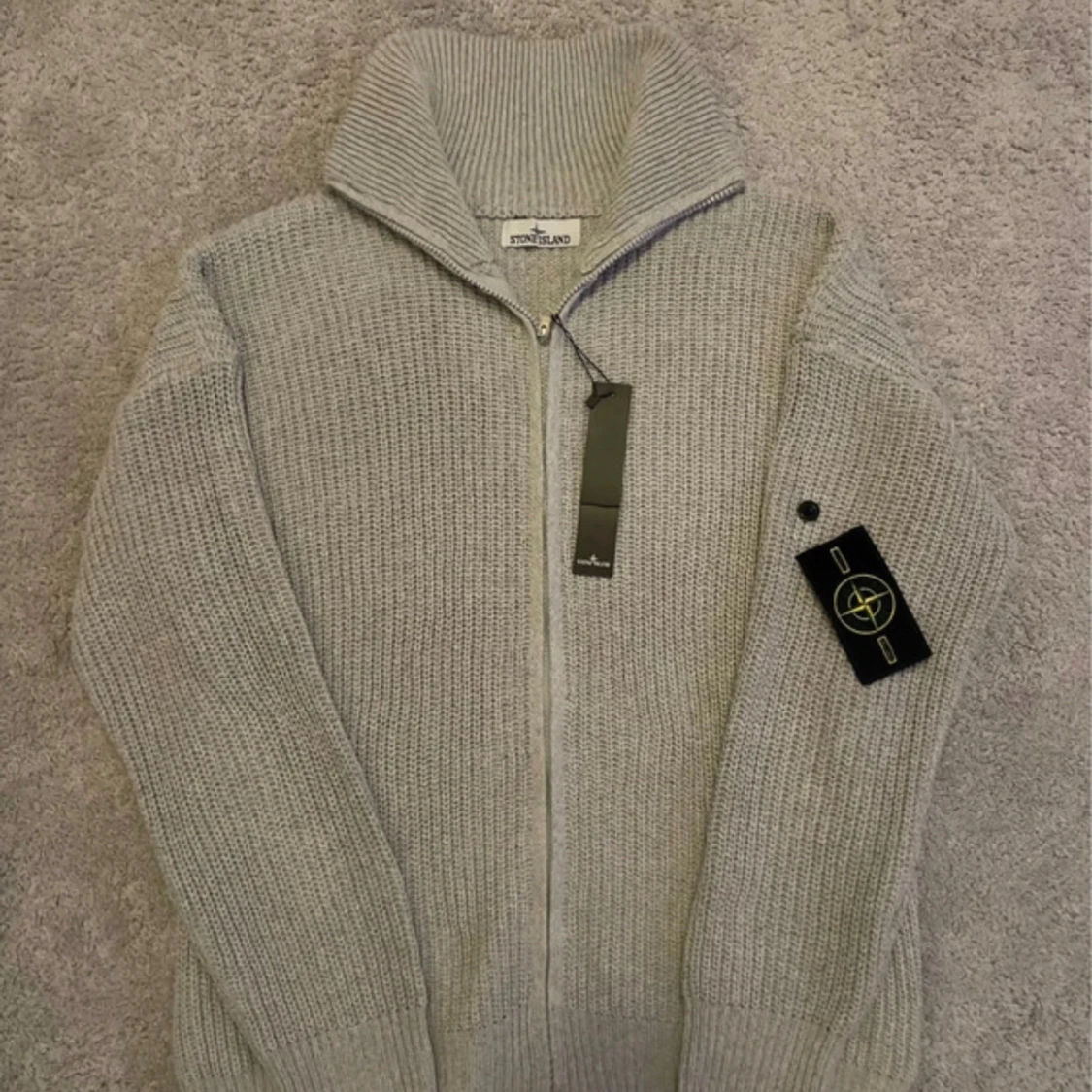 Grå stickad kofta från Stone Island