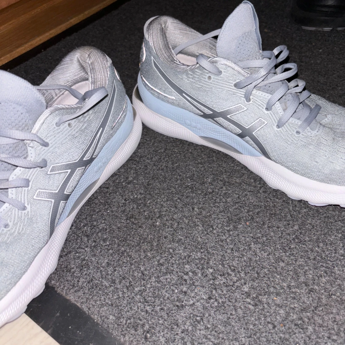 Asics Gel-Nimbus 24 ljusgrå sneakers - 2