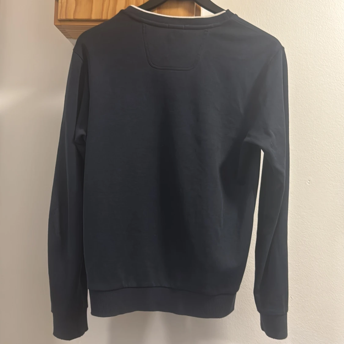 Mörkblå BOSS sweatshirt med broderad logga - 1