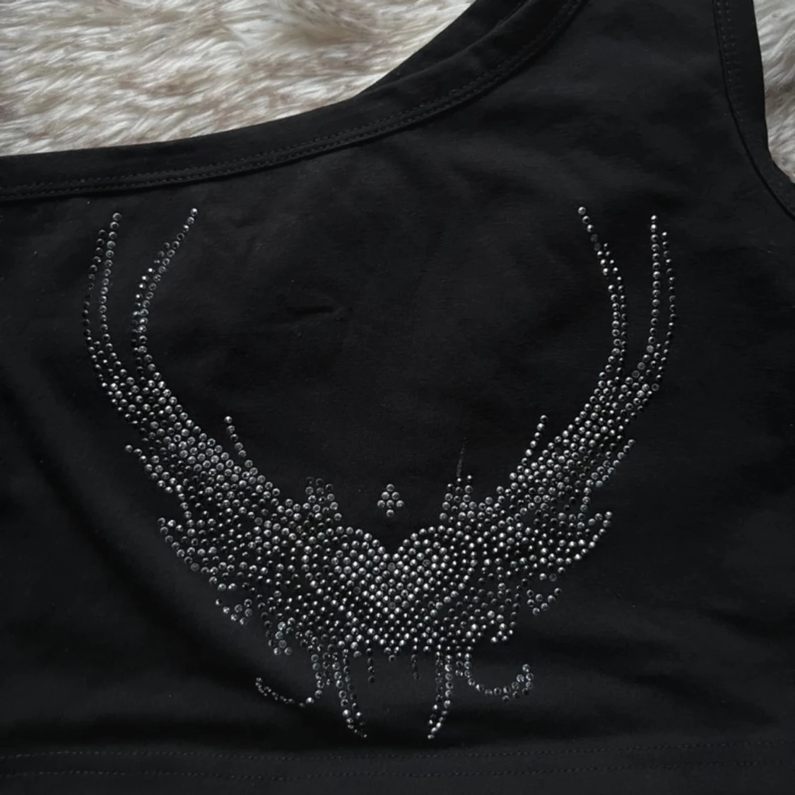 Svart one shoulder topp med strass - 1