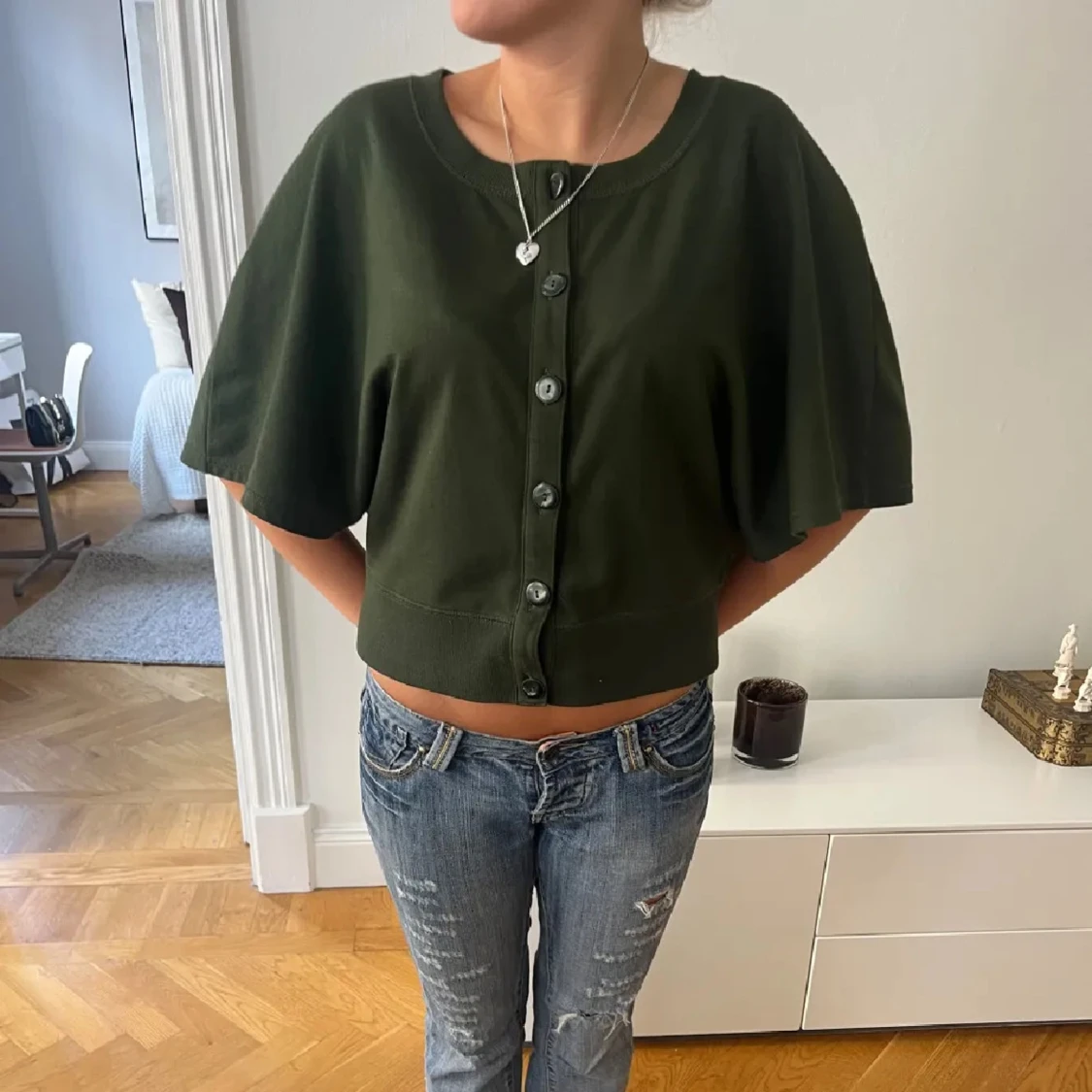 Mörkgrön kofta med vida ärmar