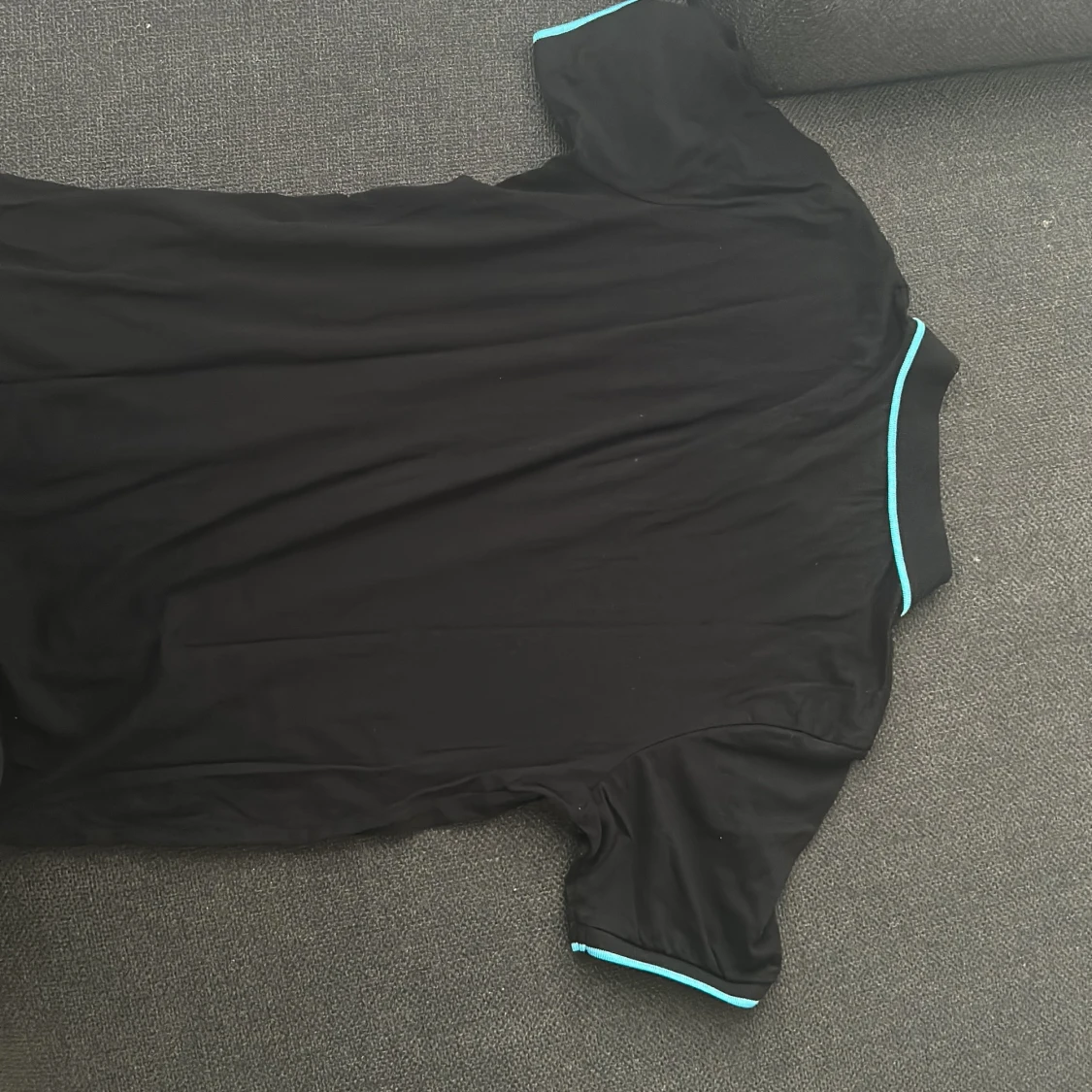 En svart skjorta med blåa märken  - 4