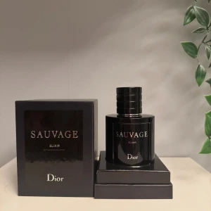 Dior Sauvage Elixir 100ml - Dior Sauvage Elixir är en populär parfym med noter av lavendel, lakrits, muskot, kanel, sandelträ och kardemumma. Perfekt för dig som vill sticka ut och lämna ett starkt intryck. Långvarig doft och snygg design.