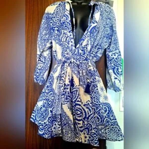 Blåvit mönstrad klänning - Trendig klänning från Zara! Supersnygg och oanvänd!☺️Kan gå ner i pris vid snabb affär. Nypris 600kr