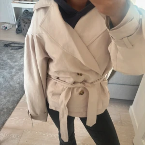 Trenchcoat  - Köpt på sellpy