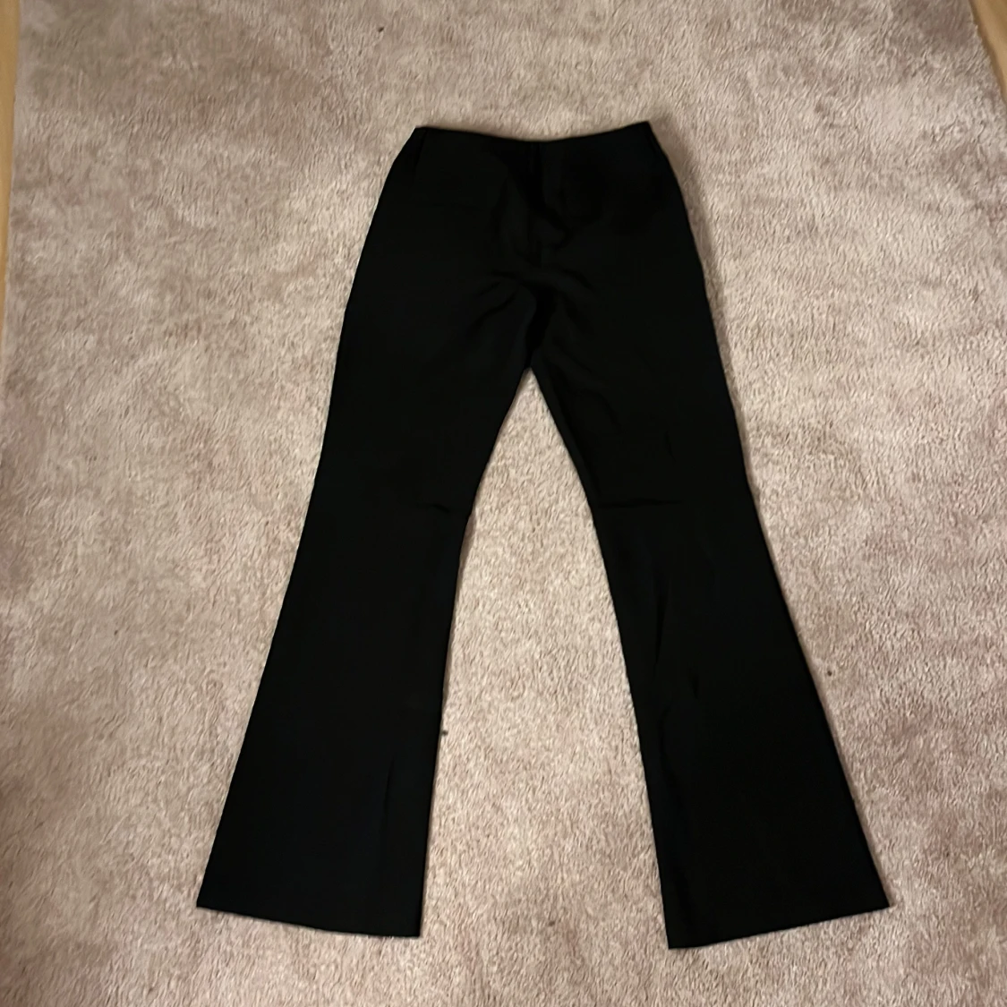 Svarta bootcut byxor från Madlady - 4