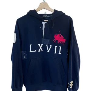 Ralph Lauren Roman Numbers ”67” Marine L Custom Fit - L Custom fit, Fint skick Marinblå färg