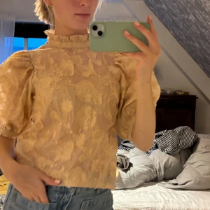 Blus med puffärm - Superfin blus från H&M, ljus peach/rosa färg, passar xs-m, använd en gång