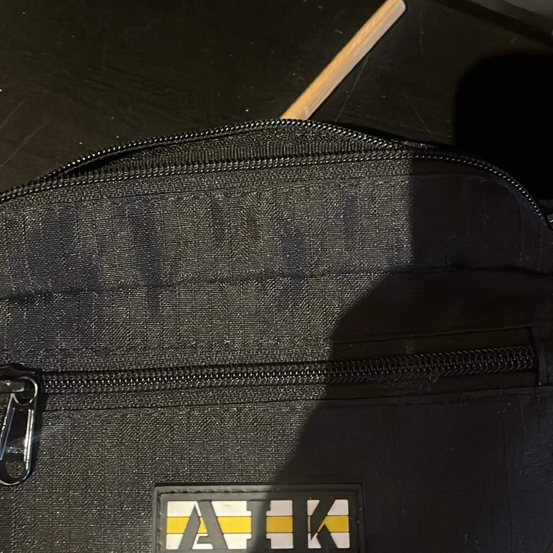 Svart axelväska med AIK-logga