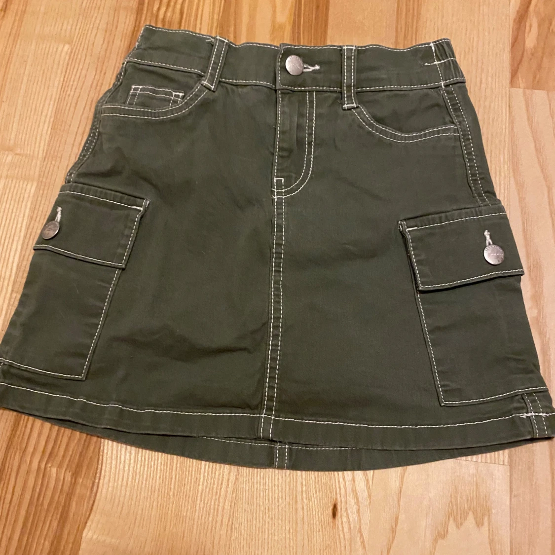 Grön kortkjol med fickor från Your Denim