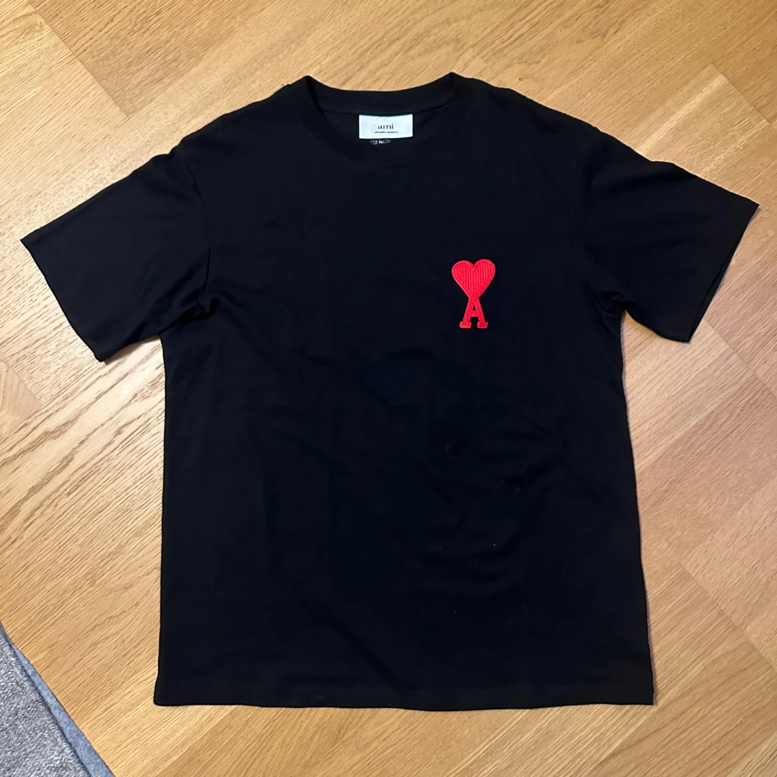 Svart t-shirt från Ami med rött hjärta