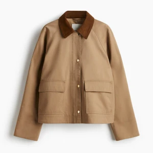 Jacka med manchesterkrage - Beige jacka med  brun manchesterkrage och stora fickor framtill. Jackan har guldiga knappar och dragkedja, raka ärmar och boxig passform. Slutsåld hos HM. Säljer då jag köpte en annan storlek🌸