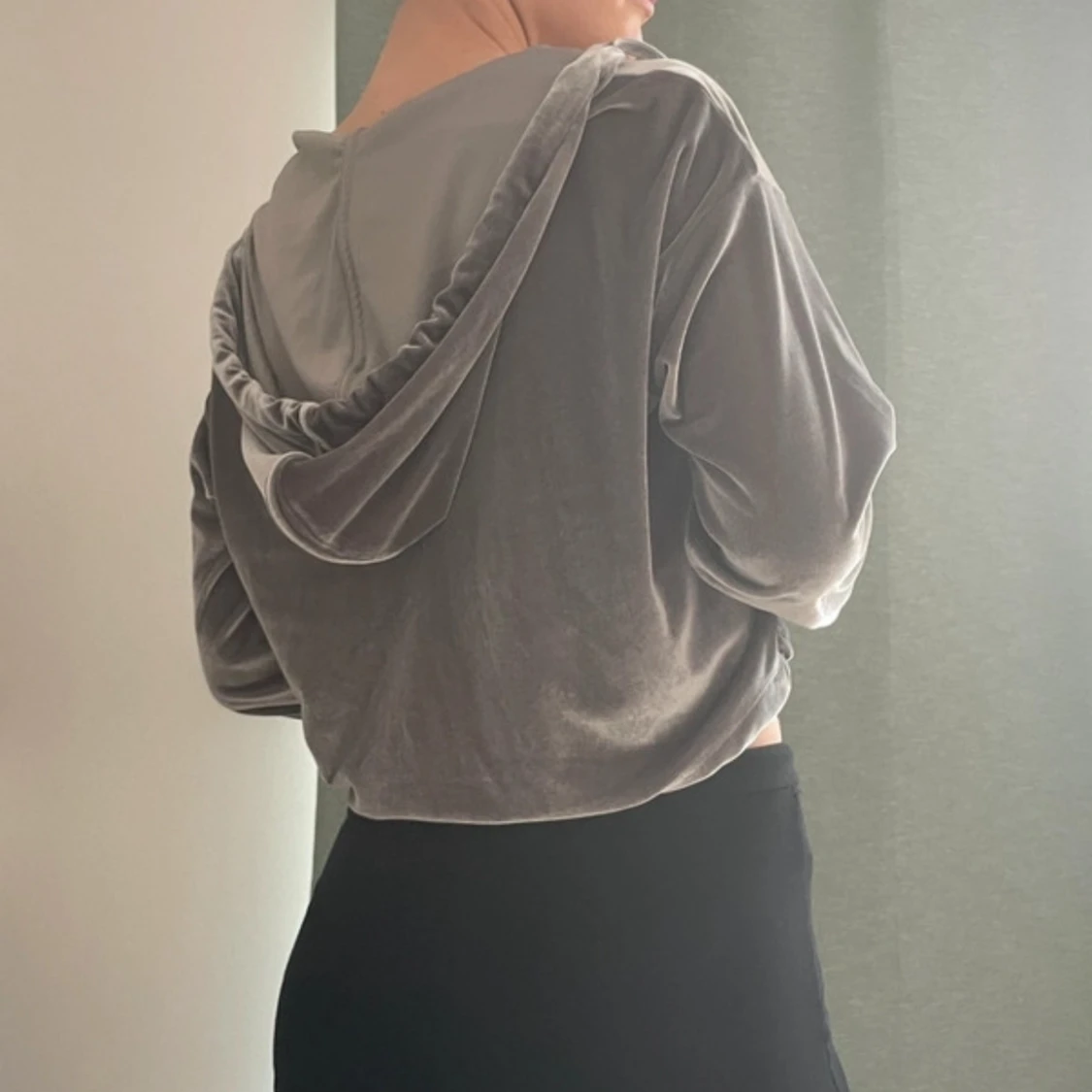 Grå croppad hoodie från Bik Bok - 2