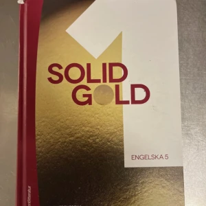 Solid Gold 1 Engelska 5 - Solid Gold 1 är en modern och utmanande kursbok för Engelska 5 på gymnasiet. Den innehåller varierade texter, övningar, grammatik, ordlistor och digitala resurser som hjälper dig att utveckla din engelska på ett roligt och effektivt sätt.