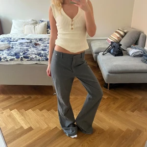 Kostymbyxor Zara - Snygga Classy bootcut kostymbyxor från Zara. Använda fåtal gånger. Midjemått: 39 cm innerbenslängd: 81cm