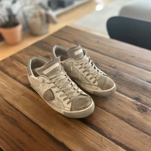 Phillipe models - Phillipe model skor i befintligt skick! Bara att höra av er om ni har frågor nypris 3200 mitt pris 599 (pris ej hugget i sten)