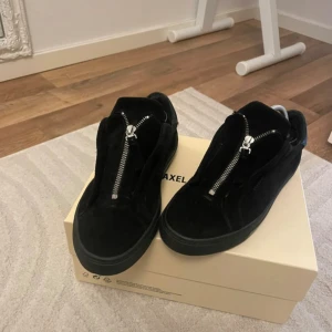 Svart arigato skor - Nästan helt nya jätte bra sikt har box och kvitto 