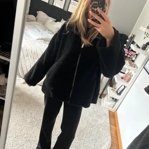 Svart teddyjacka  -  svart teddyjacka 