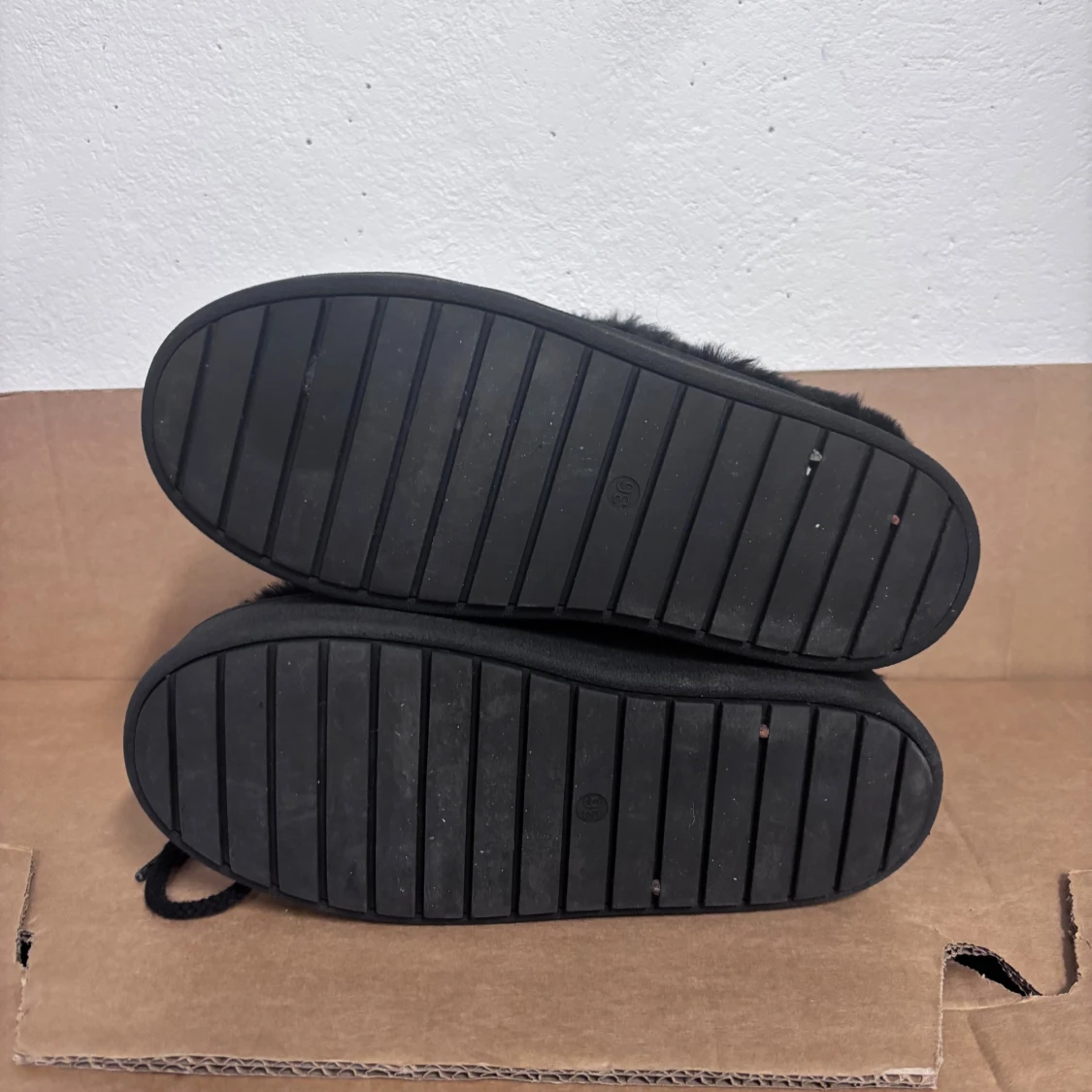 Svarta fluffiga boots med platåsula - 2