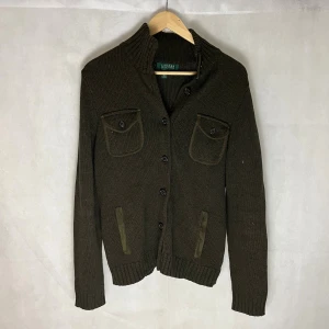 Ralph Lauren kofta - Riktigt soft caridgan av Ralph Lauren. Storlek S, modellen är 185 och den är för liten. Ull material. Väldigt fint skick.