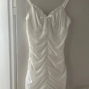 Vit klänning-Halloween - Klänning som formar kroppen fint. Passar bra vid utklädnad; Ängel, Kanin, Zombie, Sjuksköterska 👻