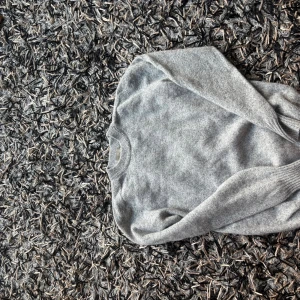 Grå stickad tröja från Altea Milano - Snygg grå stickad tröja från Altea Milano. Storlek S och true to size. Köpt på Farfetxh för 3,6 men endast använd 2 gånger. 