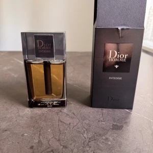 Dior Homme Intense EdP 100 ml- Knappt använd, som ny! - En exklusiv herrparfym från Dior, känd för sin intensiva och sofistikerade doft. Denna version är mer koncentrerad med en djupare, varmare karaktär. Endast testad ett fåtal gånger, i mycket bra skick. Levereras med originalförpackning. Frakt senast dagen efter köp! Pris kan diskuteras vid smidig affär✨