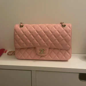 Rosa quiltad väska  - Jätte fin rosa väska som knappt har blivit använd. Köpt vintage men aldrig använts av mig. Reglerbart band så den kan bäras crossover eller som en axelväska. 