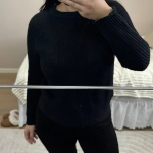 Svart kabel stickad tröja - Svart kabel stickad tröja från Lager157. Använd väl men inga skador. Storlek M, normal i storleken. Vid frågor är de bara att skriva.