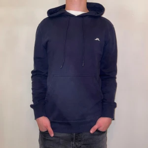 J.Lindeberg hoodie - Säljer denna J.Lindeberg hoddie i färgen mörkblå. Skick 9/10 andvänd några fåtal gånger och inga defekter👍