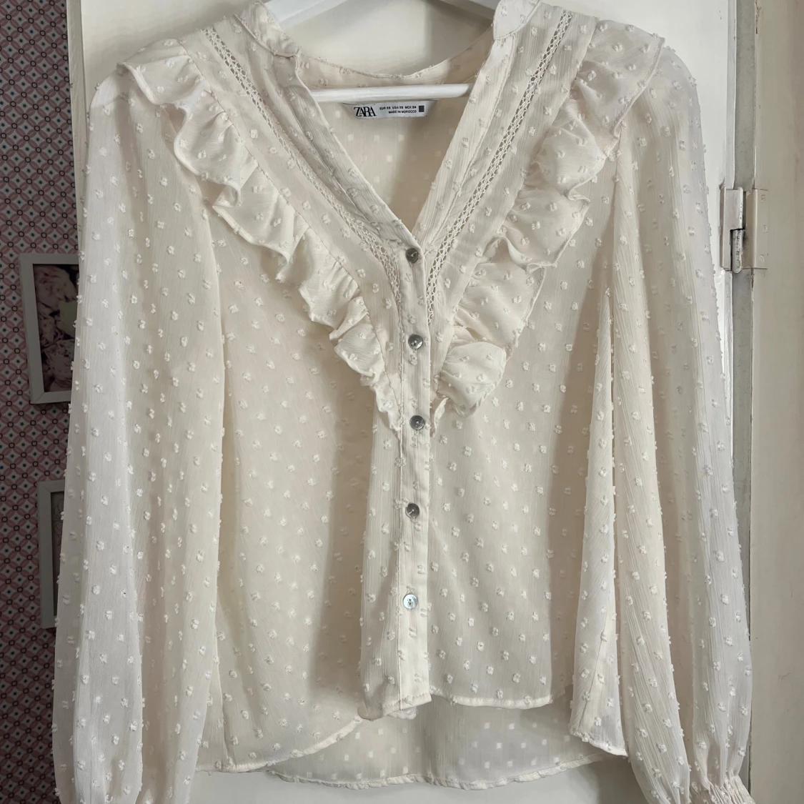 Vit blus med volanger från Zara
