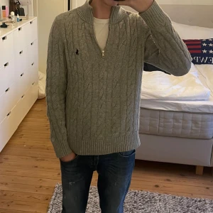 Ralph Lauren tröja half zip  - En riktigt snygg tröja med inga defekter och inga hål. Den är storlek S och pris kan diskuteras. Riktigt stilren tröja🙌