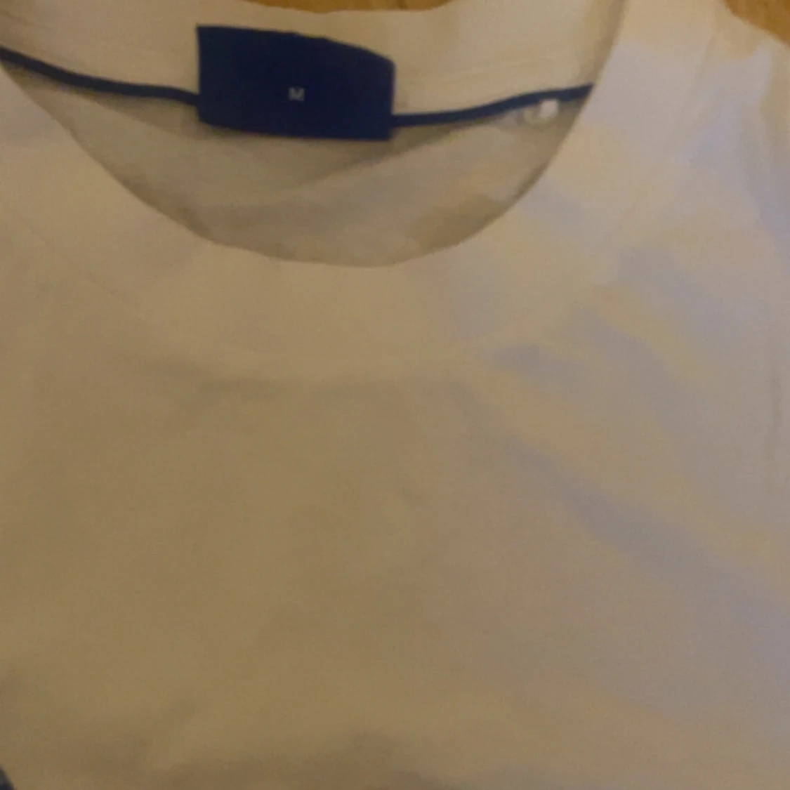 Vit t-shirt från Hugo med blått tryck - 1