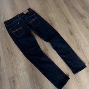 Nudie Jeans 16 Dips - Mörkblåa Nudie Jeans. Storlek 31/34 - Skick 10/10 Modell - Lean Dean 16 Dips. Nypris ~ 1300. Mitt pris - 439. Hör av dig vid frågor✌🏼