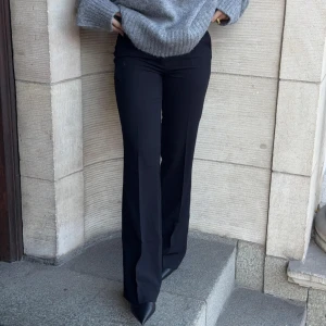 Svarta kostymbyxor med låg midja  - Snygga svarta kostymbyxor med låg midja. 